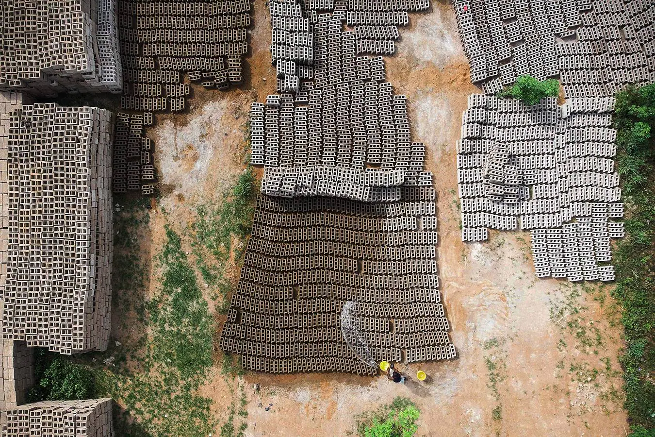 El auge de la construcción en Bamako, la capital de Mali, ha generado un espectacular aumento de la demanda de ladrillos fabricados con arena de alta calidad excavada a mano desde el lecho del río Níger. A esta ardua y peligrosa actividad se dedican decenas de personas, que acuden al lugar de extracción desde cientos de kilómetros y arriesgan sus vidas por alrededor de seis euros al día. Las corrientes y tormentas ponen muy a menudo en peligro sus frágiles embarcaciones