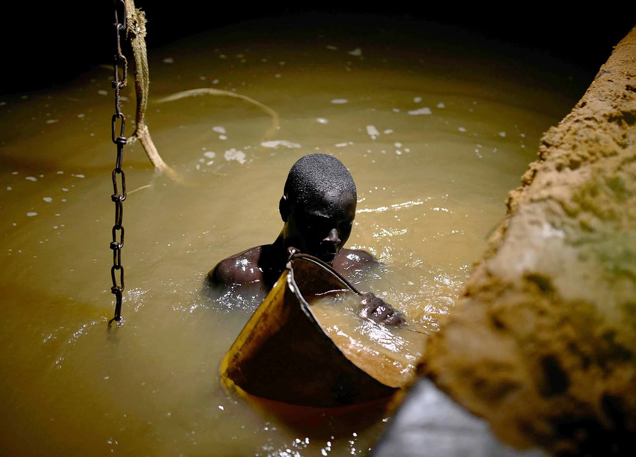 El auge de la construcción en Bamako, la capital de Mali, ha generado un espectacular aumento de la demanda de ladrillos fabricados con arena de alta calidad excavada a mano desde el lecho del río Níger. A esta ardua y peligrosa actividad se dedican decenas de personas, que acuden al lugar de extracción desde cientos de kilómetros y arriesgan sus vidas por alrededor de seis euros al día. Las corrientes y tormentas ponen muy a menudo en peligro sus frágiles embarcaciones