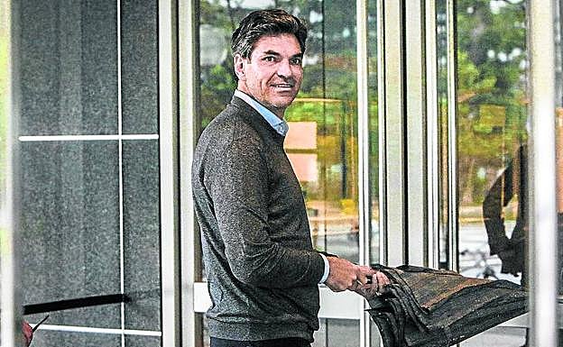 Pellegrino, en la entrada del Palacio de Justicia de Vitoria, al que acudió este verano para participar en el juicio contra el Alavés. 