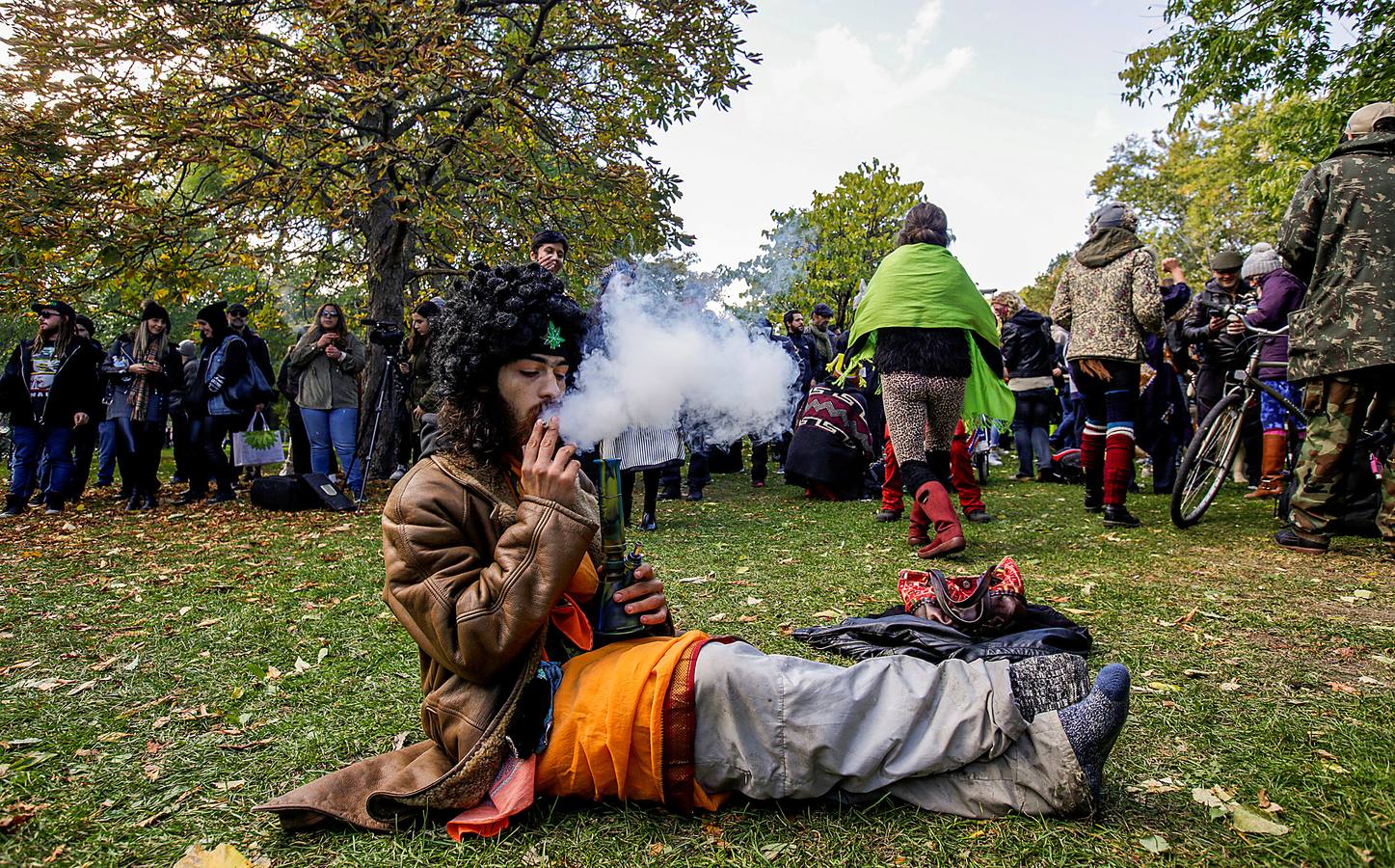 Canadá se ha convertido en la primera nación -después de Uruguay-, que ha legalizado y regulado la venta de marihuana para uso recreativo. Tras más de un siglo de prohibición las fiestas no se hicieron esperar y decenas de personas se congregaron en el parque Trinity Bellwoods, en Toronto, para celebrarlo. Algo parecido sucedió frente a los comercios, donde numerosos clientes desafiaron al frío para comprar su primer cannabis legal, comercializado a un precio medio de 6,7 euros el gramo.