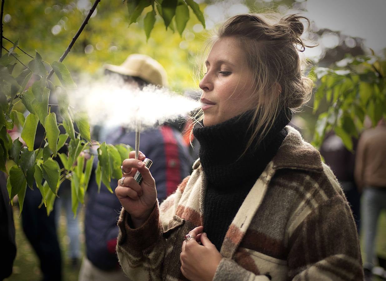 Canadá se ha convertido en la primera nación -después de Uruguay-, que ha legalizado y regulado la venta de marihuana para uso recreativo. Tras más de un siglo de prohibición las fiestas no se hicieron esperar y decenas de personas se congregaron en el parque Trinity Bellwoods, en Toronto, para celebrarlo. Algo parecido sucedió frente a los comercios, donde numerosos clientes desafiaron al frío para comprar su primer cannabis legal, comercializado a un precio medio de 6,7 euros el gramo.