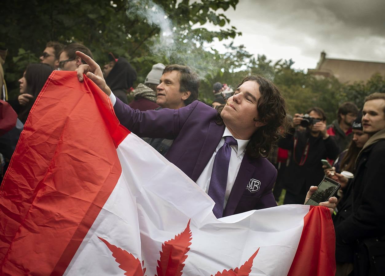 Canadá se ha convertido en la primera nación -después de Uruguay-, que ha legalizado y regulado la venta de marihuana para uso recreativo. Tras más de un siglo de prohibición las fiestas no se hicieron esperar y decenas de personas se congregaron en el parque Trinity Bellwoods, en Toronto, para celebrarlo. Algo parecido sucedió frente a los comercios, donde numerosos clientes desafiaron al frío para comprar su primer cannabis legal, comercializado a un precio medio de 6,7 euros el gramo.