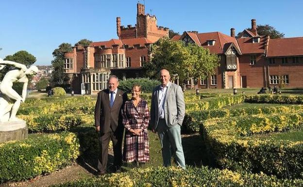 Pedro Azpiazu, Mari Carmen Urbieta y el edil Iban Rodríguez, ayer en los jardines del palacio. 