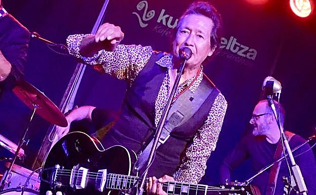 Escovedo, 67 años, con la eléctrica.