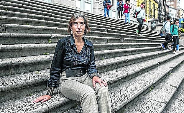 Claudia Lázaro trabaja en el instituto Santa Clara de Santander y da clases de Matemáticas a los futuros profesores de secundaria. 