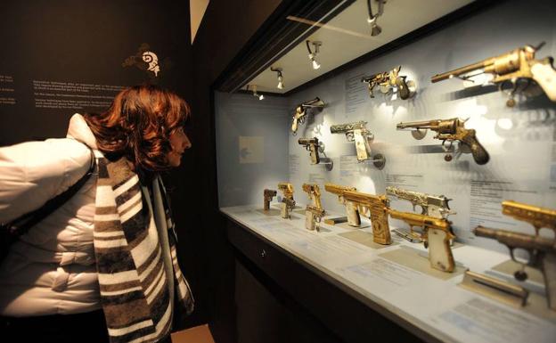Exposición en el Museo de armas de Eibar, con piezas elaboradas en la villa armera