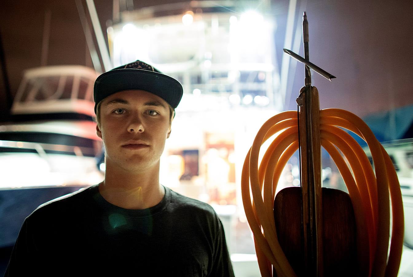 A principios de septiembre, Ryder Devoe, de 19 años, emergió de las azules aguas de San Diego con su neopreno de camuflaje, gritando: «lo atrapé». Un hermoso ejemplar de atún rojo de más de 90 kilos, una especie que apenas se veía en las costas californianas desde hacía décadas, había sido alcanzado por su arpón. Devoe, a quien además del buceo libre también apasiona el surf, se siente feliz. «Este año mi objetivo es cabalgar las olas más grandes de México y capturar otro atún de aleta amarilla.»