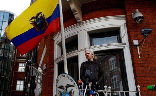 Julian Assange en el balcón de la embajada de Ecuador en Londres.