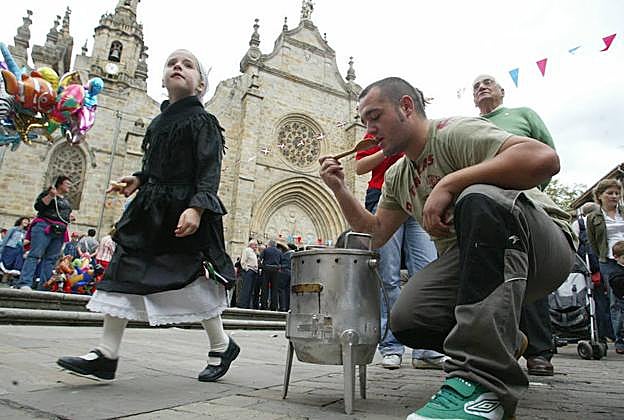 Un participante en el concurso de putxeras prueba el cocido en una anterior edición del certamen.