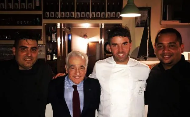 Scorsese, con el personal del restaurante La Mar de Llanes, en Oviedo, el miércoles por la noche. 