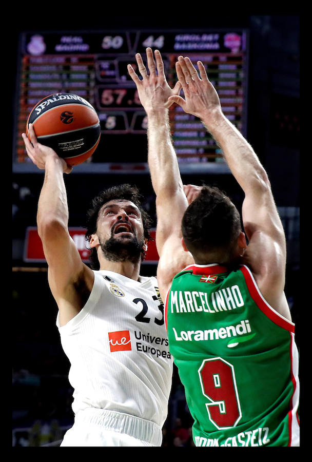 Las mejores fotografías del patido entre el Real Madrid y el Baskonia correspondiente a la tercera jornada de la Euroliga.