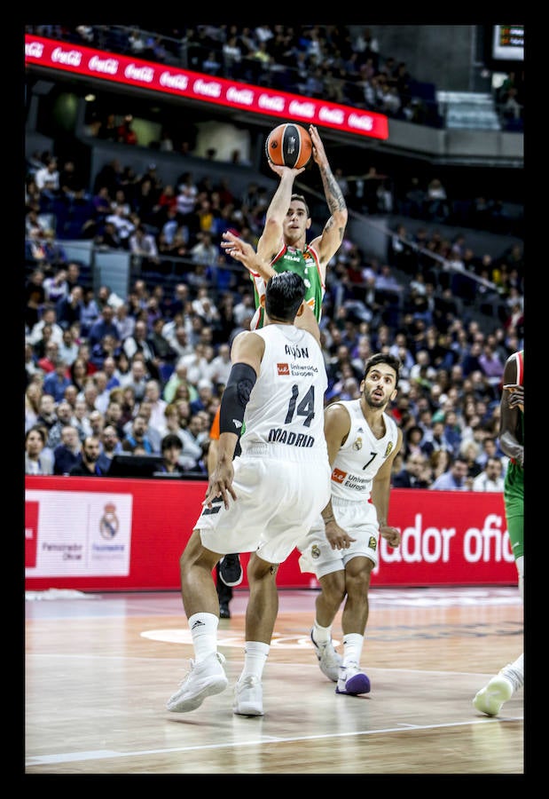 Las mejores fotografías del patido entre el Real Madrid y el Baskonia correspondiente a la tercera jornada de la Euroliga.