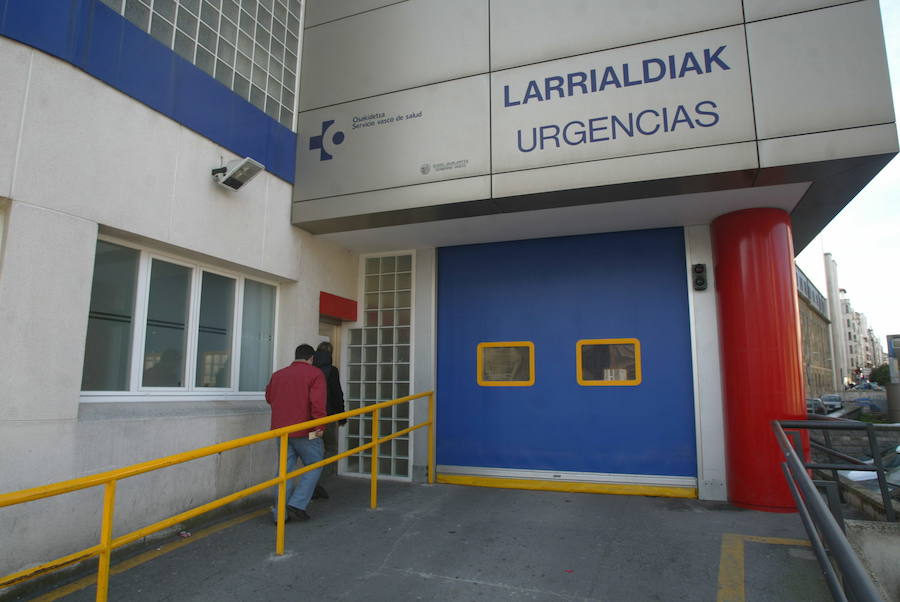 Entrada a Urgencias del hospital Santiago, en el centro de Vitoria. 