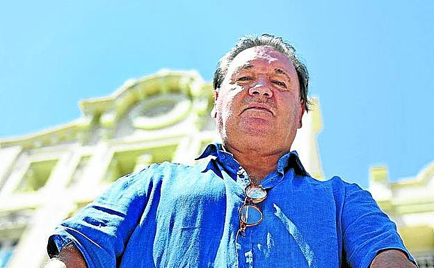 Agustín Lasaosa posa ante el casino de Huesca. 