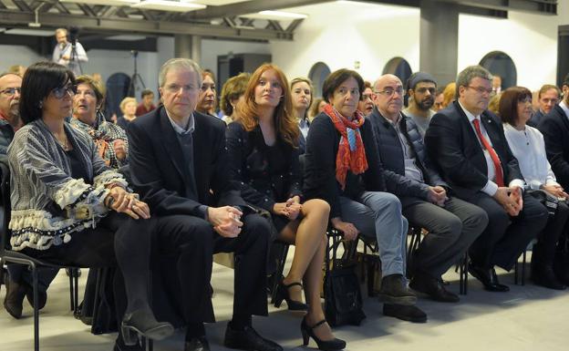 Victimas y representantes publicos , entre ellos el Alcalde de Bilbao , Juan Maria Aburto , en una reunion del Foro Bilbao por la Paz y Convivencia