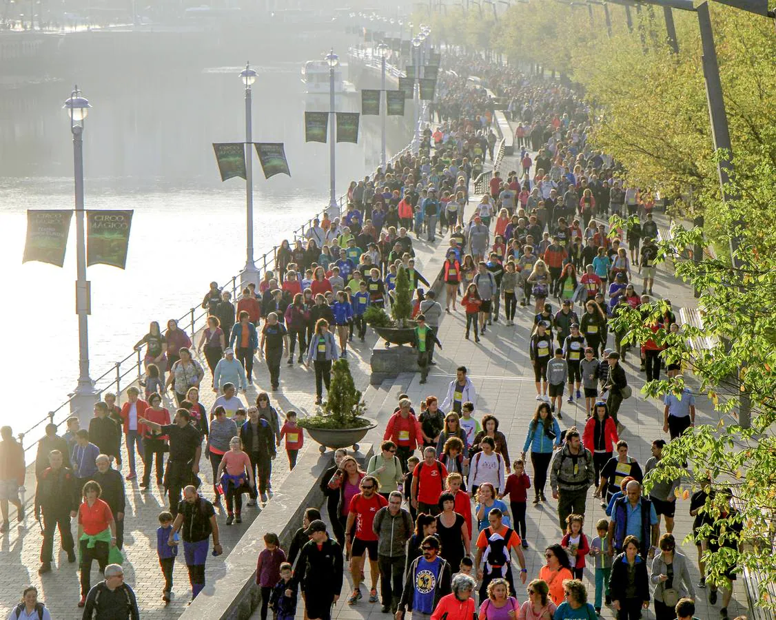 Los asistentes a la subida han recorrido la Ría de Bilbao.