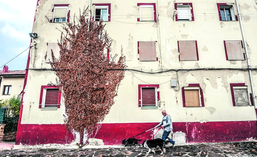 Uno de los varios edificios de Aretxabaleta que amenaza ruina por su deterioro y dejadez.