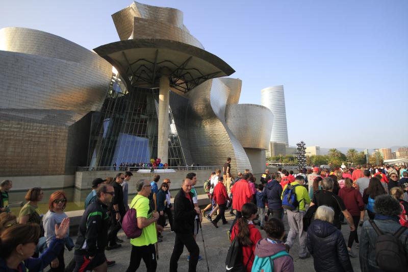 Los participantes pasan por el Museo Guggenheim.