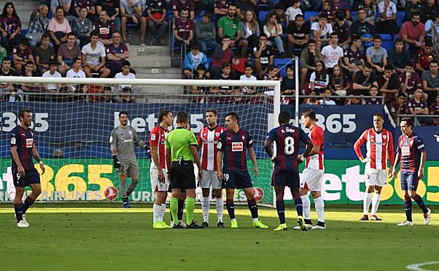 Gil Manzano pita penalti de Martínez tras consultar el VAR.