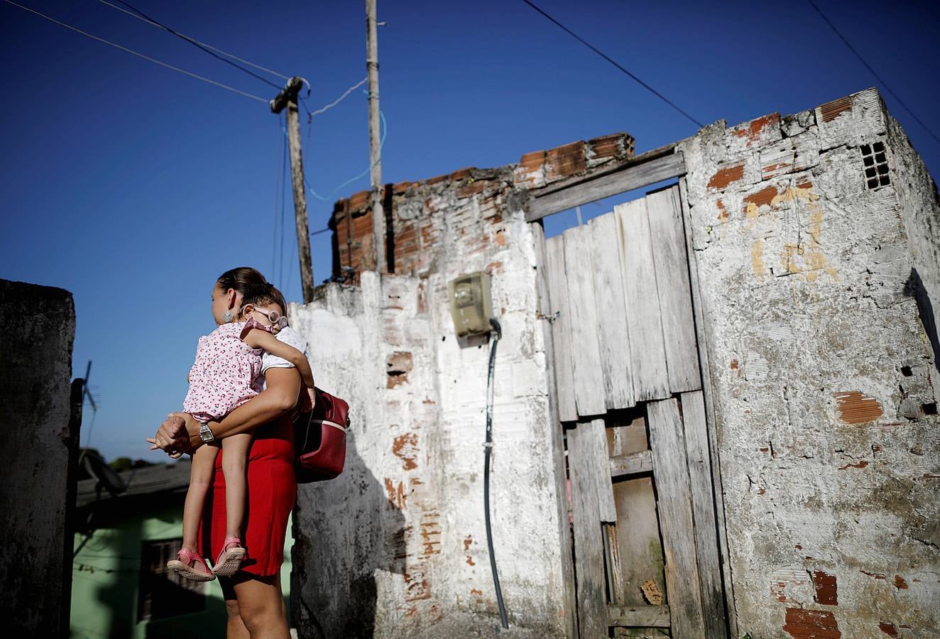 Tres años después de que un brote de zika en Brasil causara miles de casos de microcefalia y otros problemas en los recién nacidos, el primer virus transmitido por mosquitos que daña a los fetos en desarrollo ha desaparecido de los titulares. Pero algunas madres que tuvieron hijos con problemas han sido abandonadas por sus maridos y luchan por sobrevivir con un cheque mensual por discapacidad de poco más de 250 dólares. 