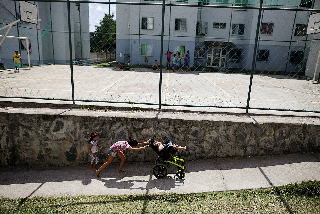 Tres años después de que un brote de zika en Brasil causara miles de casos de microcefalia y otros problemas en los recién nacidos, el primer virus transmitido por mosquitos que daña a los fetos en desarrollo ha desaparecido de los titulares. Pero algunas madres que tuvieron hijos con problemas han sido abandonadas por sus maridos y luchan por sobrevivir con un cheque mensual por discapacidad de poco más de 250 dólares. 