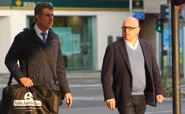 Alfredo de Miguel, derecha, junto a su abogado en la entrada al Palacio de Justicia.