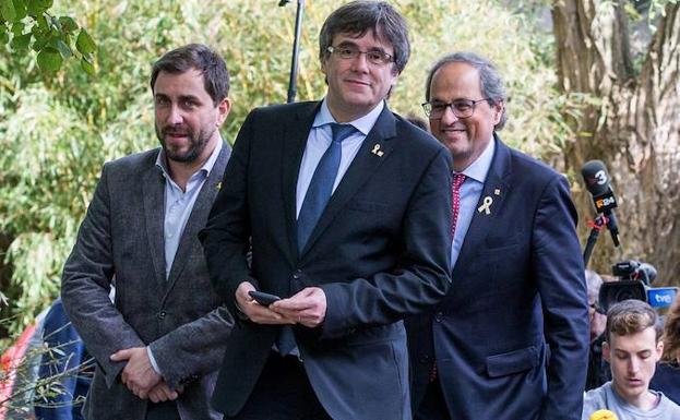 El expresidente Puigdemont, su sucesor Quim Torra y el exconsejero Toni Comín tras la rueda de prensa ofrecida este lunes en Waterloo (Bégica).