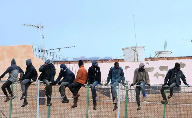 Inmigrantes en la valla de Melilla. 