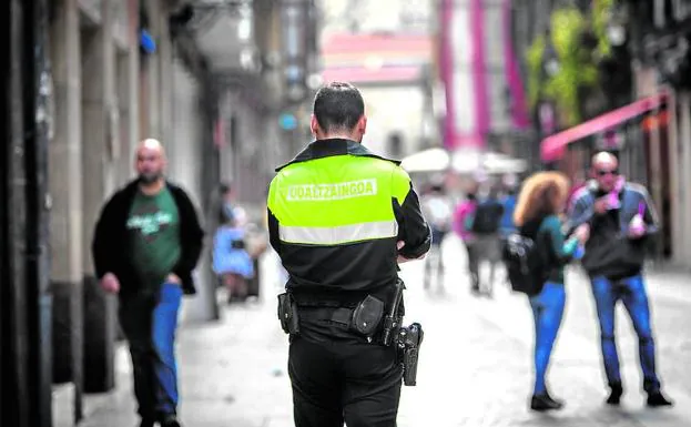 Un agente de la Policía Municipal de Bilbao patrulla a pie por el Casco Viejo. 