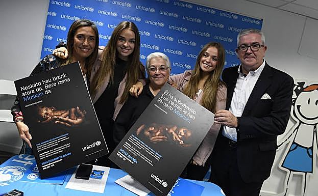 Elsa Fuente, las hermanas Etxeberria con Toti Martínez de Lezea e Isidro Elezgarai, en la presentación de la campaña.