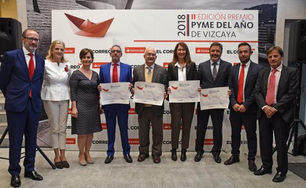 Foto de familiar de los premiados a la 'Pyme del Año 2018 de Bizkaia'.