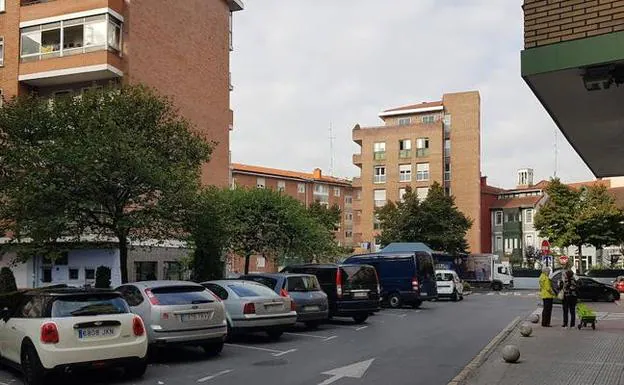 Una de las calles del barrio leioaztarra de Pinueta, que será regenerado por el Ayuntamiento. Al fondo el barrio getxotarra de Romo.