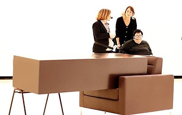 La artista, junto a la comisaria de la exposición, con una de las obras. 