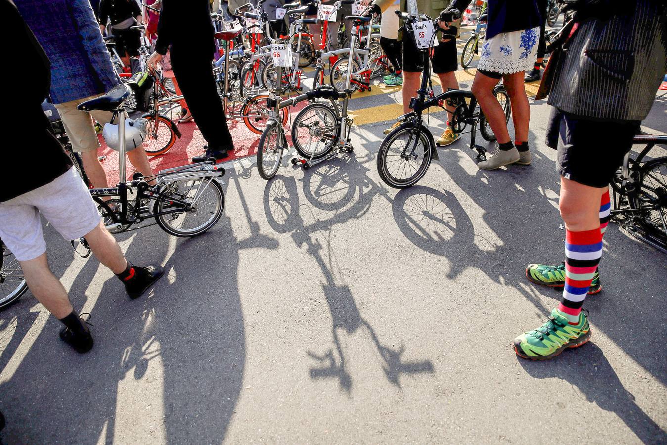 Participar en una competición de bicicletas Brompton es una cuestión de estilo. En el último evento de este tipo, celebrado en Berna, Suiza, los participantes, que cubrieron una distancia de 10 kilómetros, tomaron la salida al estilo Le Mans, es decir, lanzándose a la carrera sobre sus monturas. Pero no lo hicieron vestidos con chirriantes prendas de lycra. Una competición Brompton exige seguir ciertos códigos de vestimenta porque la apariencia es tan importante como ganar.