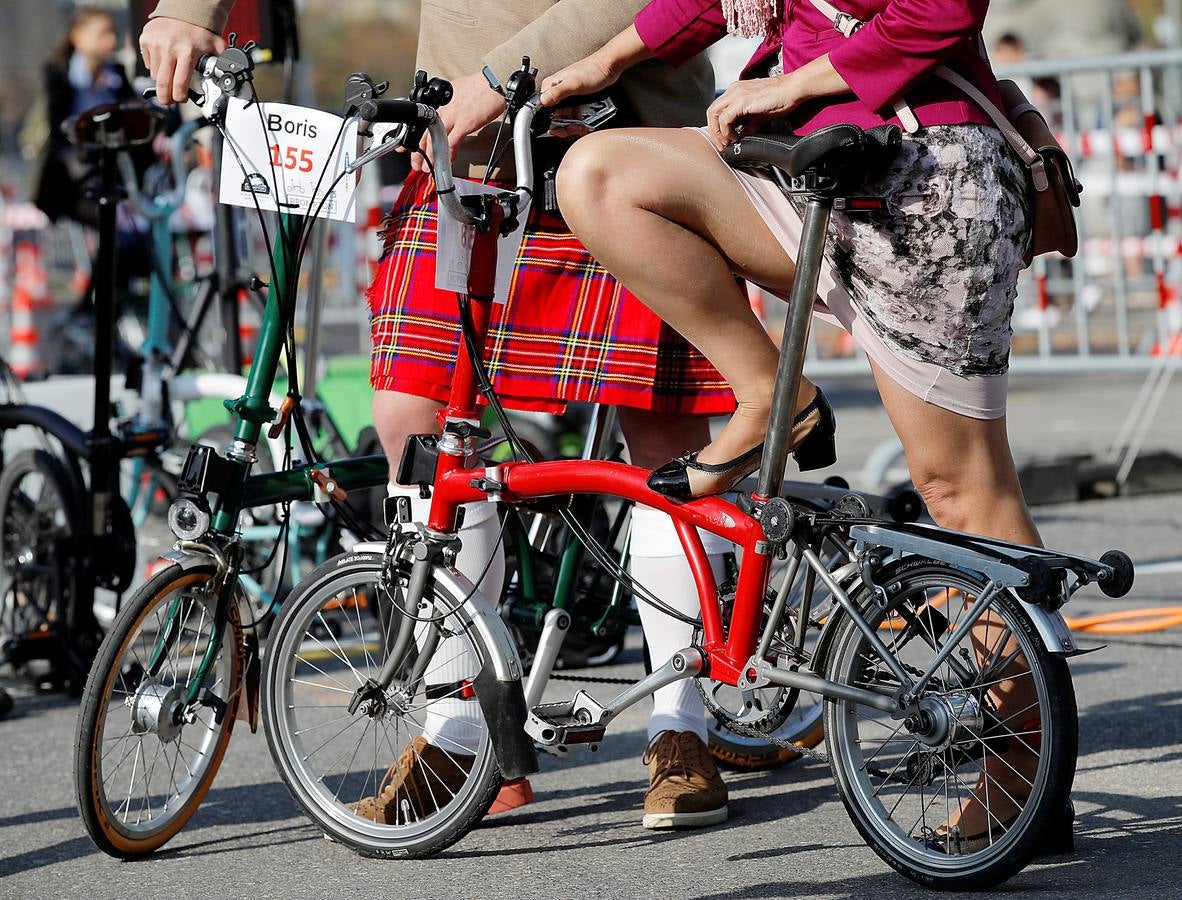 Participar en una competición de bicicletas Brompton es una cuestión de estilo. En el último evento de este tipo, celebrado en Berna, Suiza, los participantes, que cubrieron una distancia de 10 kilómetros, tomaron la salida al estilo Le Mans, es decir, lanzándose a la carrera sobre sus monturas. Pero no lo hicieron vestidos con chirriantes prendas de lycra. Una competición Brompton exige seguir ciertos códigos de vestimenta porque la apariencia es tan importante como ganar.