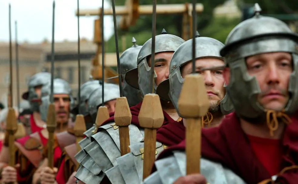 Grupo de recreacionistas caracterizados como soldados romanos en la rememoración del sitio de Alesia, en la Galia. 