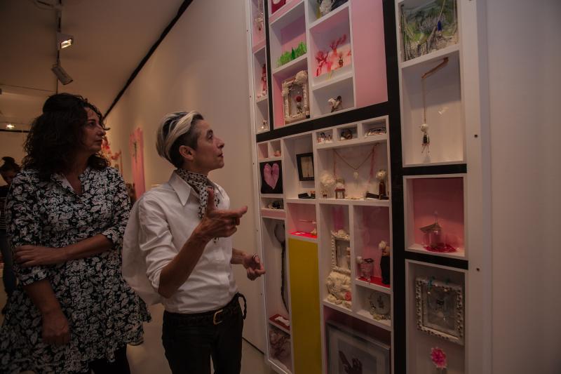 La diseñadora vasca de moda expone en la Sala Rekalde sus dibujos, muñecos y otros objetos, muestra de su universo personal