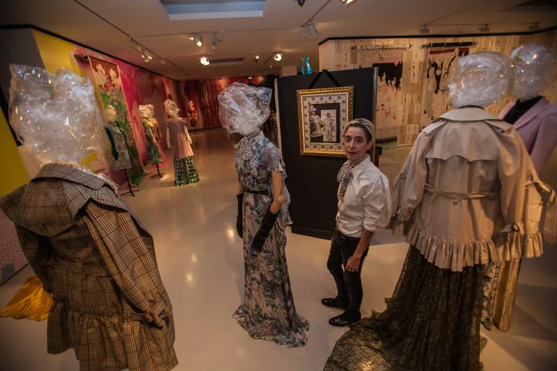 La diseñadora vasca de moda expone en la Sala Rekalde sus dibujos, muñecos y otros objetos, muestra de su universo personal