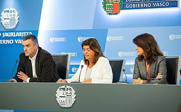 Jonan Fernández, a la izquierda, el día de la presentación de la iniciativa 'Herenegun!'.
