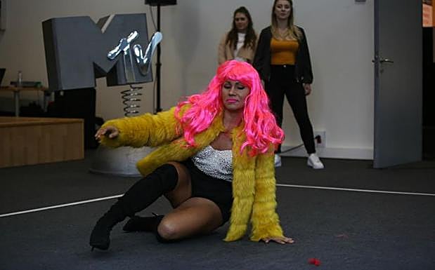 Una aspirante durante su actuación.