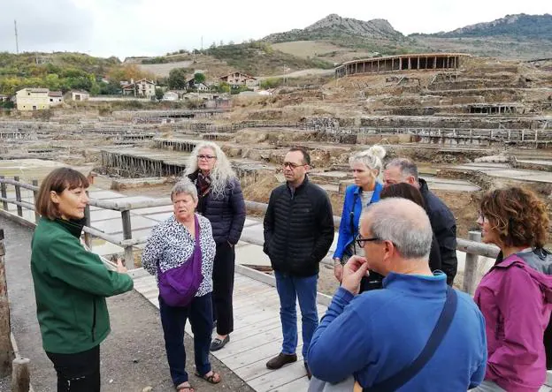 Los turistas, durante su visita a las salinas de Añana.