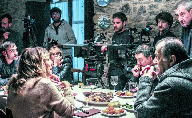 Parte de los actores durante una escena de interior de una cena; la comida es real. 
