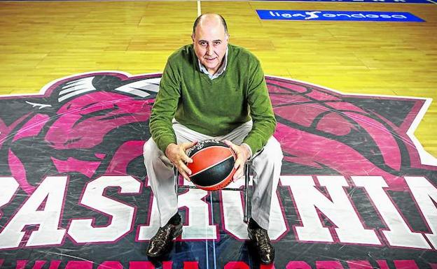 Josean Querejeta posa en el centro de la cancha de juego del Buesa Arena. 