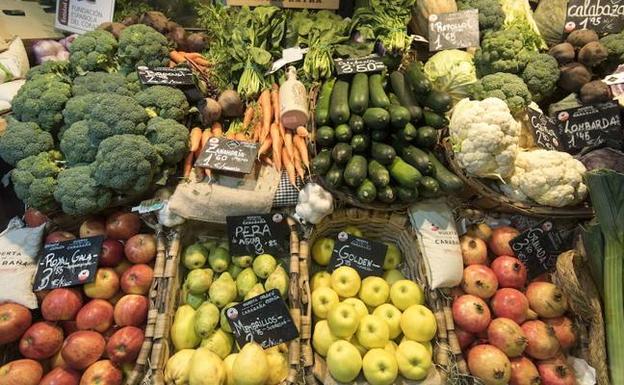 Frutas y verduras en un mercado. 