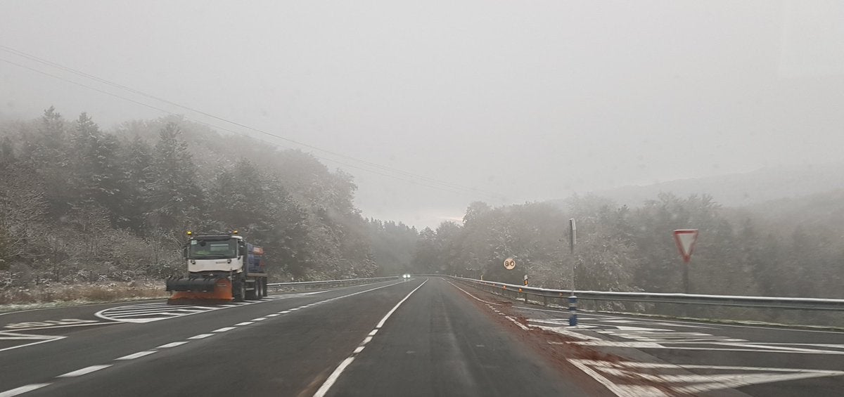 Fotos: El frío llega a Vitoria y la nieve a Álava