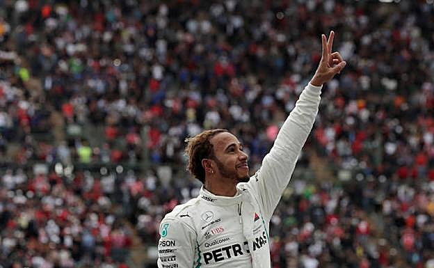 Lewis Hamilton celebra el título en México. 