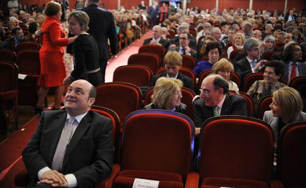 Ortuzar, en primer plano, con Ignacio Galán en la fila de butacas posterior.