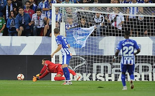 Fernando Pacheco desvía el disparo de Ceballos en el partido ante el Madrid.