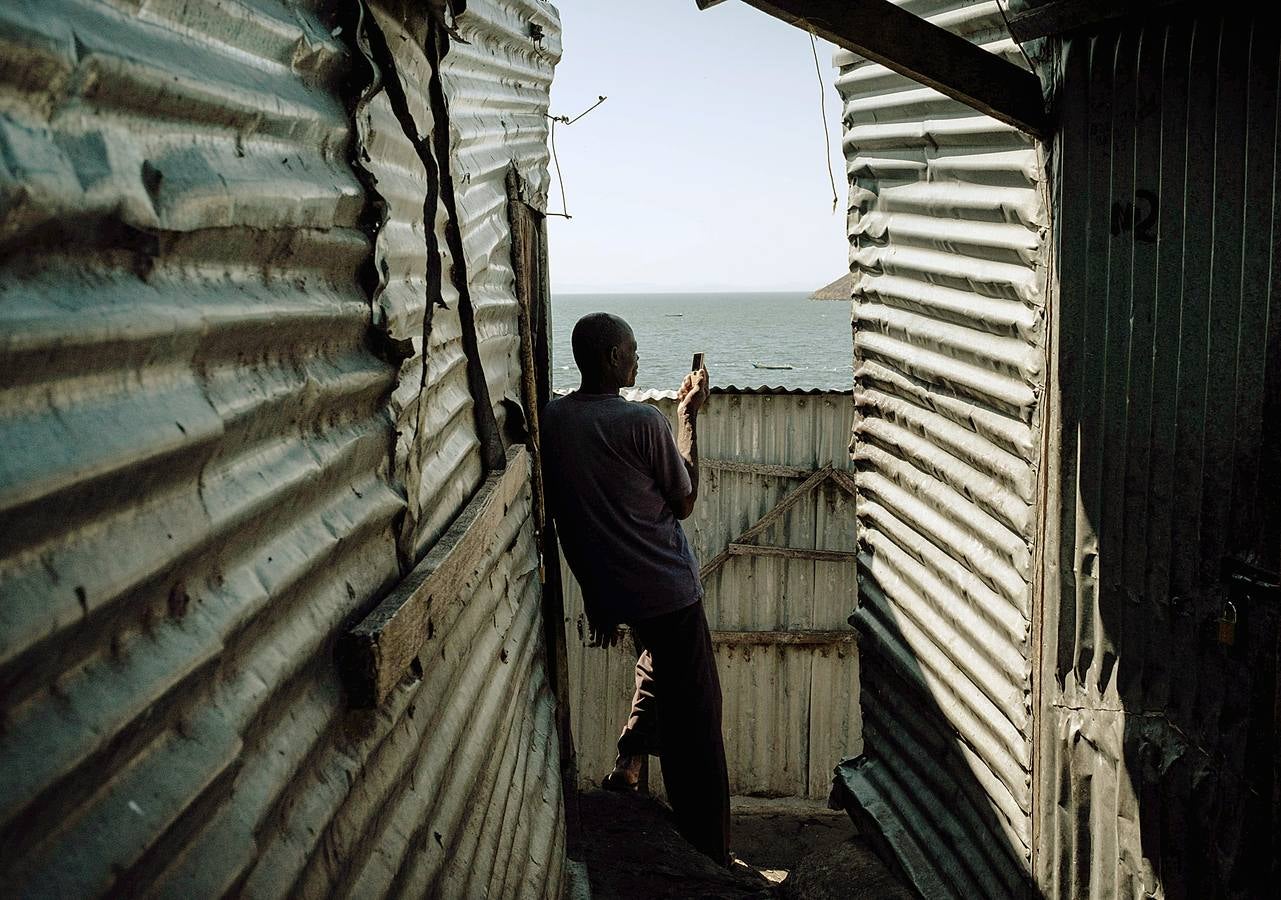 La isla Migingo es una roca cubierta de chozas, que se levanta en las aguas del lago Victoria como una tortuga de hierro. Su superficie equivale a medio campo de fútbol y en él se amontonan sus habitantes entre casuchas de metal corrugado. Pescar percas del Nilo es su principal ocupación y objeto de disputa entre Kenia y Uganda, países fronterizos interesados en ella por el valor de la pesca. También hay bares, algún que otro burdel. Y un puerto.