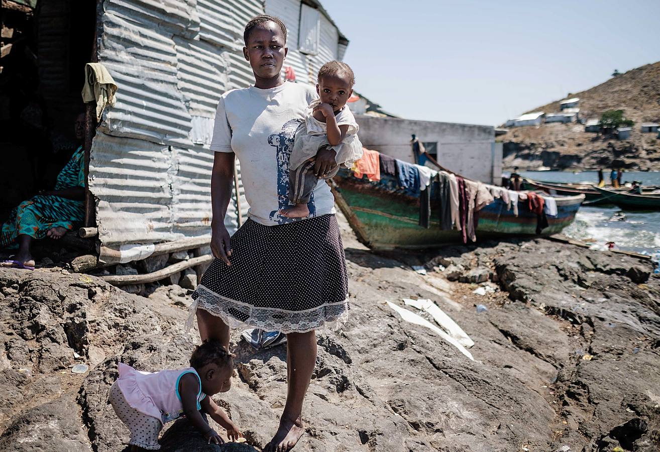 La isla Migingo es una roca cubierta de chozas, que se levanta en las aguas del lago Victoria como una tortuga de hierro. Su superficie equivale a medio campo de fútbol y en él se amontonan sus habitantes entre casuchas de metal corrugado. Pescar percas del Nilo es su principal ocupación y objeto de disputa entre Kenia y Uganda, países fronterizos interesados en ella por el valor de la pesca. También hay bares, algún que otro burdel. Y un puerto.